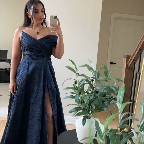 Ilmio Asymmetrical Slit Jacquard Evening Gown In Navy - Picture 4 of 5